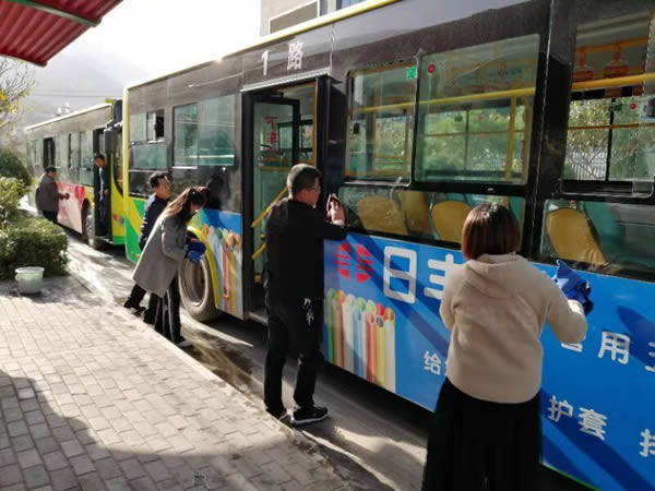 隴運集團公司機關黨支部 開展清潔公交車衛(wèi)生主題黨日活動